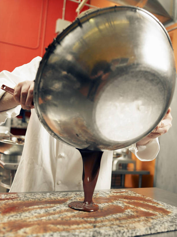 西方人,一个人,烘培师,站,竖图,俯视,室内,白天,工作服,制服,餐桌,桌子,金属制品,欧洲,欧洲人,仅一个男性,仅一个人,仅一个中年男性,握,制作,阴影,光线,金属,盆,影子,勺子,糖,糖果,甜点,甜品,案板,拿,拿着,注视,砧板,容器,调羹,汤匙,甜食,巧克力,观察,看,站着,握着,餐台,观看,储藏,朱古力,察看,储存,关注,面包房,工作制服,男人,男性,中年男性,白种人,糕点师,面包师,站立,半身,彩图,高角度拍摄,工作套服,贮存