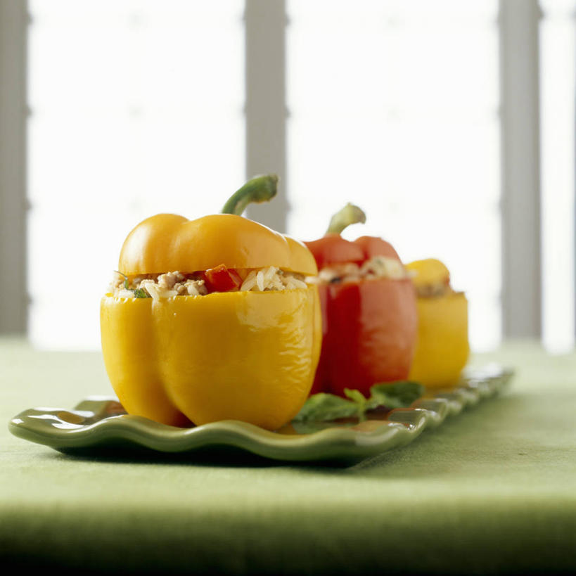 无人,方图,俯视,室内,特写,白天,桌面,桌子,辣椒,蔬菜,餐具,阴影,新鲜,光线,木制,碟子,盘,影子,食品,三份,食物,一个,盘子,木制品,碟,有机食品,绿色食品,单个,彩椒,辣角,红海椒,大椒,辣虎,广椒,甜椒,柿子椒,辣子,海椒,番椒,灯笼椒,彩图,高角度拍摄