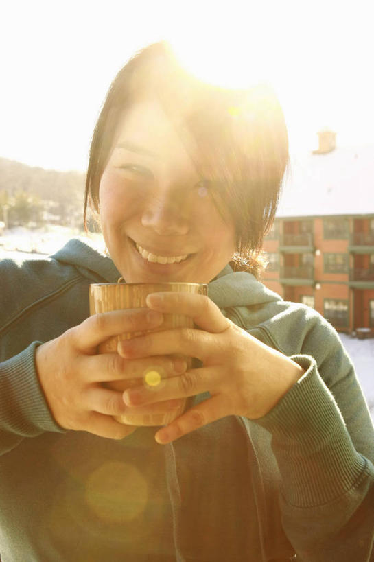 东方人,脸,头,脸颊,手,一个人,坐,笑,微笑,露齿笑,竖图,室外,特写,白天,正面,杯子,亚洲,仅一个年轻女性,仅一个女性,仅一个人,握,阴影,服装,光线,影子,背光,拿,拿着,注视,休闲装,黄种人,肩膀,衣服,阳光,水杯,观察,看,休闲,手部,休闲服,握着,服饰,观看,察看,关注,逆光,炫光,年轻女性,女人,女性,亚洲人,头部,脸部,脸蛋,面部,茶杯,坐着,半身,彩图