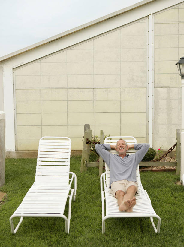 西方人,一个人,家,躺,闭眼,竖图,俯视,室外,白天,草地,草坪,植物,椅子,欧洲,欧洲人,仅一个男性,仅一个人,仅一个中年男性,抱头,阴影,服装,光线,影子,房屋,木椅,躺椅,屋子,休闲装,楼房,住宅,草,衣服,绿色,阳光,休息,休闲,休闲服,服饰,歇息,捧首,捧头,苏息,卧着,男人,男性,中年男性,白种人,闭眼睛,闭着眼,闭着眼睛,躺着,卧,彩图,高角度拍摄,全身,房子