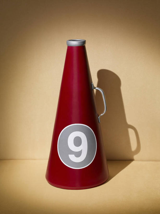 无人,竖图,室内,特写,白天,正面,静物,阴影,光线,标志,数字,文字,影子,字符,标识,喇叭,一个,红色,话筒,摄影,阿拉伯数字,影棚,单个,传声筒,彩图,影棚拍摄,拍摄