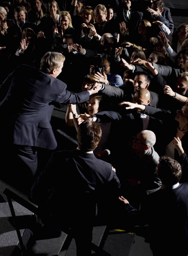 西方人,伙伴,朋友,商务人士,商务男性,站,握手,笑,微笑,露齿笑,竖图,俯视,室内,白天,长时间曝光,衬衫,友谊,合作,团队,照明,欧洲,欧洲人,阴影,套装,朦胧,模糊,光线,影子,灯光,许多人,注视,灯,灯具,观察,看,站着,一群人,战略,观看,聚光灯,照亮,察看,照明设备,关注,商务装,政治,工薪阶层,竞选,联合,合谋,记者会,记者招待会,配合,协作,男人,男性,女人,女性,中年男性,中年女性,白种人,白领,上班族,搀手,拉手,手搀手,手拉手,手牵手,手握手,站立,彩图,高角度拍摄,全身,衬衣