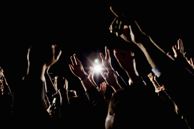 西方人,伙伴,朋友,商务人士,商务男性,站,举,笑,微笑,露齿笑,横图,室内,白天,长时间曝光,衬衫,友谊,合作,团队,照明,欧洲,欧洲人,阴影,套装,朦胧,模糊,光线,影子,灯光,许多人,注视,灯,背面,灯具,观察,看,托,站着,一群人,战略,观看,聚光灯,照亮,察看,照明设备,关注,商务装,政治,工薪阶层,竞选,联合,合谋,记者会,记者招待会,配合,协作,男人,男性,女人,女性,中年男性,中年女性,白种人,白领,上班族,举起,举手,举着,向上举,向上伸,向上托,站立,半身,彩图,衬衣