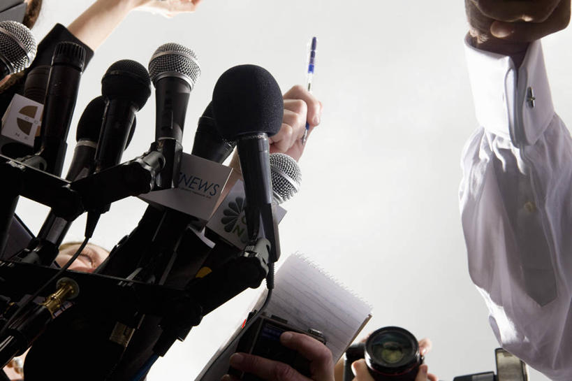 西方人,记者,站,举,横图,室内,白天,仰视,相机,欧洲,欧洲人,握,笔,材料,档案,文件,纸,办公用品,许多人,拿,拿着,注视,文具,拍照,话筒,手稿,数码相机,学习用品,资料,观察,看,托,站着,一群人,单反,握着,摄影,观看,单反相机,文具用品,证明,察看,麦克风,关注,扩音器,文档,政治,传声器,采访,竞选,微音器,记者会,记者招待会,男人,男性,女人,女性,中年男性,中年女性,白种人,新闻工作者,新闻记者,照相机,举起,举手,举着,向上举,向上伸,向上托,站立,半身,彩图,低角度拍摄,照相