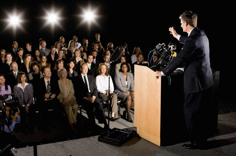 西方人,舞台,站,举,伸展双臂,横图,室内,白天,侧面,衬衫,西装,照明,欧洲,欧洲人,一排,阴影,套装,正装,整齐,光线,影子,灯光,领带,许多人,注视,职业装,灯,排列,话筒,灯具,发言,观察,看,托,演讲,站着,一群人,观看,聚光灯,照亮,察看,麦克风,照明设备,队列,关注,扩音器,政治,传声器,竞选,微音器,记者会,记者招待会,男人,男性,女人,女性,中年男性,中年女性,白种人,表演台,敞开双臂,讲话,举起,举手,举着,伸开双臂,向上举,向上伸,向上托,展开双肩,站立,张开手臂,张开双臂,彩图,全身,衬衣,演说家