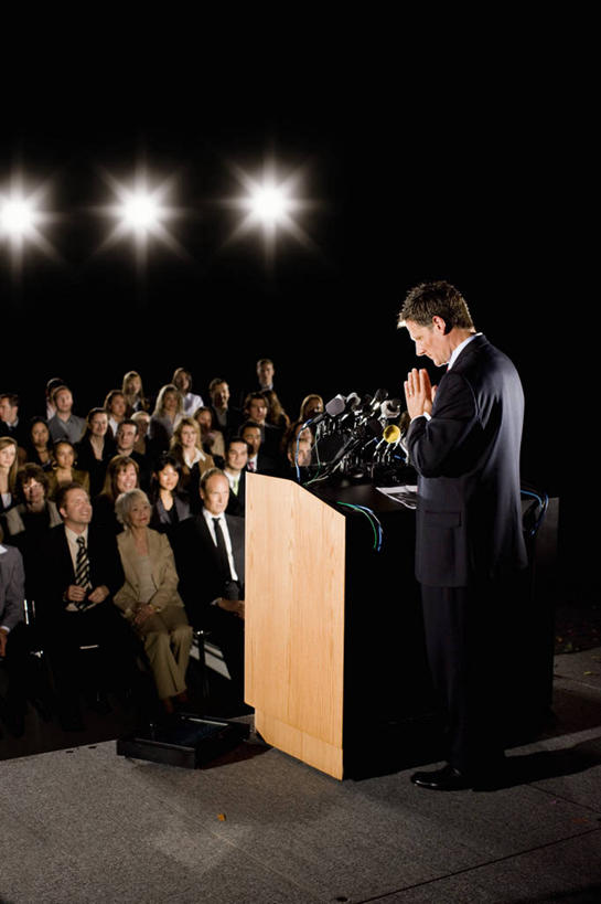 西方人,舞台,站,双手交叉,竖图,俯视,室内,白天,衬衫,西装,照明,欧洲,欧洲人,一排,阴影,套装,正装,整齐,光线,影子,灯光,领带,许多人,注视,职业装,灯,排列,话筒,灯具,低头,发言,观察,看,演讲,站着,一群人,观看,聚光灯,照亮,察看,麦克风,照明设备,队列,关注,扩音器,政治,传声器,竞选,微音器,垂头,记者会,记者招待会,男人,男性,女人,女性,中年男性,中年女性,白种人,表演台,讲话,十字手,站立,彩图,高角度拍摄,全身,衬衣,演说家