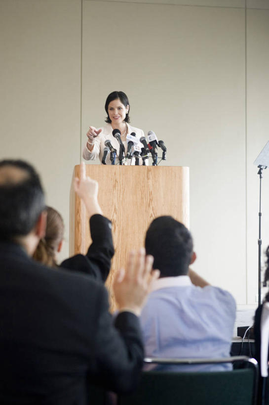西方人,商务人士,商务男性,商务女性,会议室,站,坐,举,笑,微笑,露齿笑,竖图,室内,白天,正面,衬衫,西装,窗户,欧洲,欧洲人,五个人,一排,阴影,套装,正装,整齐,光线,影子,墙,领带,许多人,注视,职业装,玻璃窗,墙壁,墙面,排列,阳光,话筒,讲台,发言,观察,看,托,演讲,站着,一群人,观看,察看,麦克风,队列,关注,扩音器,政治,传声器,工薪阶层,竞选,微音器,记者会,记者招待会,男人,男性,女人,女性,中年男性,中年女性,白种人,白领,上班族,讲话,举起,举手,举着,向上举,向上伸,向上托,站立,坐着,半身,彩图,衬衣,演说家