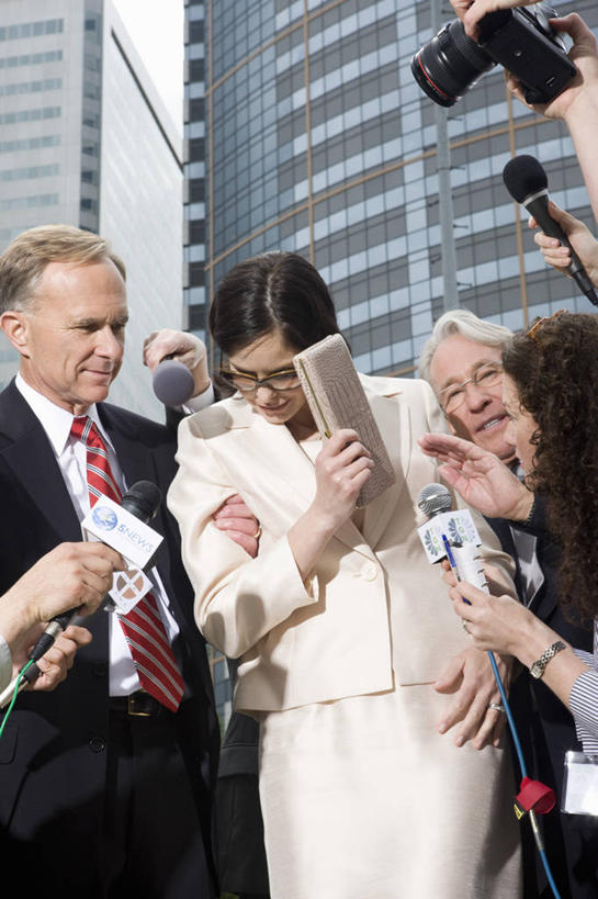 西方人,商务人士,记者,商务男性,商务女性,高楼大厦,走,举,竖图,室外,白天,正面,衬衫,西装,安全,大厦,建筑,摩天大楼,相机,欧洲,欧洲人,握,阴影,套装,正装,光线,眼镜,影子,墙,防护,领带,许多人,拿,拿着,注视,职业装,墙壁,墙面,拍照,阳光,话筒,数码相机,楼宇,低头,观察,看,托,演讲,一群人,单反,握着,摄影,皮夹子,钱包,观看,单反相机,保护,察看,麦克风,零钱包,皮夹,关注,扩音器,保险,政治,近视眼镜,传声器,工薪阶层,采访,竞选,保全,周全,安稳,安定,微音器,垂头,记者会,记者招待会,平安,男人,男性,女人,女性,中年男性,中年女性,白种人,白领,上班族,新闻工作者,新闻记者,照相机,步行,举起,举手,举着,散步,向上举,向上伸,向上托,走路,半身,彩图,衬衣,照相,大楼,高层建筑,高楼,摩天楼,演说家
