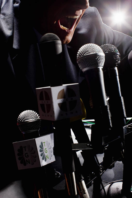 西方人,一个人,商务人士,商务男性,站,竖图,室内,白天,正面,衬衫,西装,照明,欧洲,欧洲人,仅一个男性,仅一个人,仅一个中年男性,弯腰,阴影,套装,正装,光线,影子,灯光,领带,注视,职业装,灯,话筒,灯具,发言,观察,看,演讲,站着,张嘴,观看,聚光灯,照亮,察看,麦克风,照明设备,关注,扩音器,政治,传声器,张大嘴巴,工薪阶层,竞选,弯身,微音器,记者会,记者招待会,男人,男性,中年男性,白种人,白领,上班族,张开嘴,讲话,站立,半身,彩图,衬衣,演说家