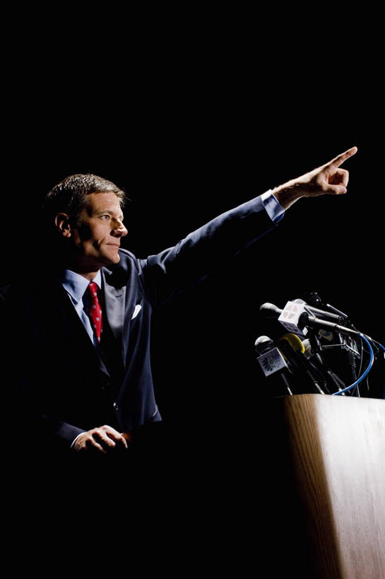 西方人,一个人,商务人士,商务男性,舞台,站,举,竖图,室内,白天,侧面,衬衫,西装,欧洲,欧洲人,仅一个男性,仅一个人,仅一个中年男性,指,阴影,套装,正装,光线,影子,领带,注视,职业装,方向,话筒,发言,观察,看,手势,托,演讲,站着,观看,察看,麦克风,指向,食指,关注,扩音器,政治,传声器,工薪阶层,竞选,微音器,记者会,记者招待会,男人,男性,中年男性,白种人,白领,上班族,表演台,讲话,举起,举手,举着,向上举,向上伸,向上托,站立,半身,彩图,衬衣,演说家