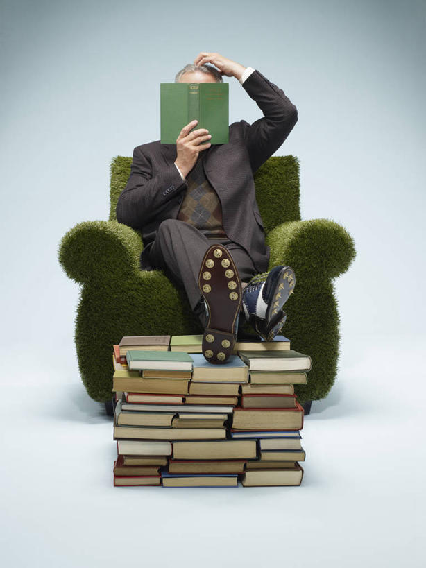 西方人,一个人,商务人士,商务男性,坐,竖图,室内,白天,白色背景,正面,鞋,衬衫,西装,沙发,书籍,鞋子,欧洲,欧洲人,仅一个男性,仅一个人,仅一个中年男性,一堆,许多,握,堆叠,堆积,套装,正装,领带,皮革,很多,拿,拿着,注视,职业装,一个,绿色,观察,看,握着,摄影,影棚,单个,观看,堆,疑惑,察看,关注,布艺沙发,工薪阶层,迷惑,纳闷,男人,男性,中年男性,白种人,白领,上班族,书,图书,坐着,彩图,全身,影棚拍摄,衬衣,皮鞋,拍摄