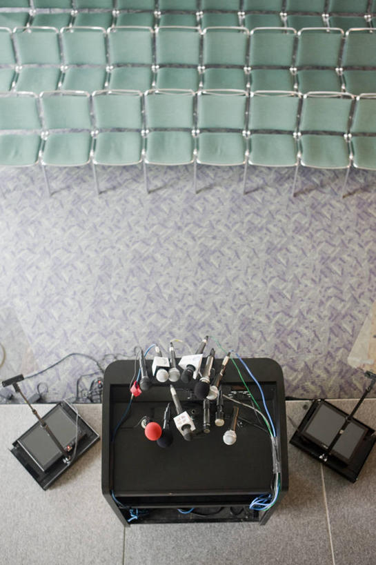 无人,竖图,俯视,室内,白天,地毯,静物,椅子,一排,许多,整齐,装饰,并列,并排,编织,电力,电线,线,手工艺品,织物,电能,很多,线路,排列,绿色,话筒,会议椅,工艺品,电,华丽,修饰,电源,电源线,办公椅,点缀,麦克风,队列,扩音器,能量,平行,传声器,衬托,美观,雅致,雅观,商务椅,培训椅,微音器,记者会,记者招待会,彩图,高角度拍摄