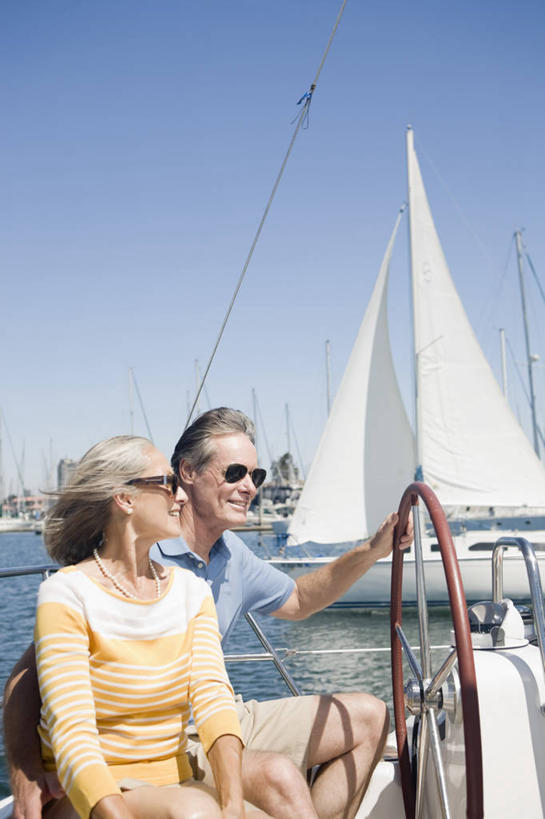 帆船,西方人,头发,两个人,坐,笑,微笑,竖图,室外,白天,正面,爱情,海浪,海洋,船,欧洲,欧洲人,阴影,服装,光线,墨镜,眼镜,影子,浪花,浪漫,注视,休闲装,衣服,蓝色,蓝天,天空,海水,太阳镜,太阳眼镜,交通工具,天,扶,观察,看,休闲,温暖,温馨,休闲服,金色,遮阳镜,恩爱,恋人,服饰,晴朗,观看,和睦,察看,船舵,扶着,关注,载具,海景,万里无云,男人,男性,女人,女性,中年男性,中年女性,白种人,情侣,大海,风浪,海,海水的波动,近岸浪,涌浪,晴空,晴空万里,坐着,半身,彩图,伴侣,融洽