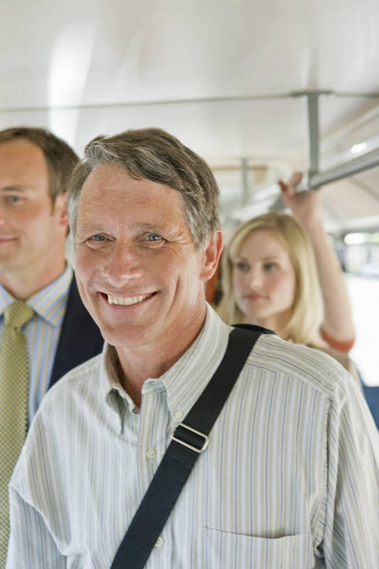 西方人,头发,一个人,笑,微笑,露齿笑,竖图,室内,特写,白天,正面,西装,公共汽车,欧洲,欧洲人,仅一个男性,仅一个人,阴影,套装,服装,正装,光线,包,书包,影子,巴士,公交车,注视,休闲装,职业装,车厢,车,衣服,灰色,背包,交通工具,观察,看,仅一个老年男性,休闲,休闲服,服饰,观看,单肩包,察看,关注,载具,车箱,老年男性,男人,男性,白种人,半身,彩图,短发