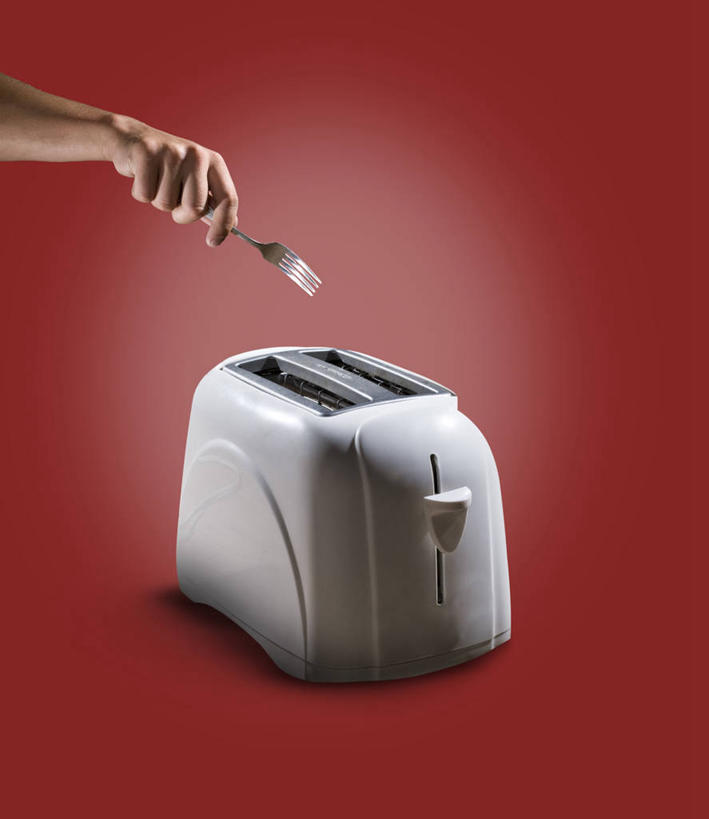 西方人,手,一个人,举,竖图,室内,特写,白天,正面,烹饪,餐具,厨具,欧洲,欧洲人,仅一个男性,仅一个人,仅一个中年男性,握,阴影,红色背景,光线,叉子,影子,拿,拿着,面包机,两个,托,手部,握着,摄影,影棚,单手,烹饪用具,餐叉,男人,男性,中年男性,白种人,进餐用具,烹调用具,举起,举手,举着,烹调,向上举,向上伸,向上托,半身,彩图,影棚拍摄,拍摄