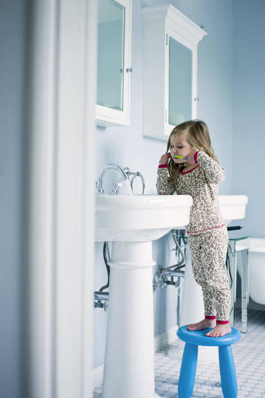 西方人,儿童,一个人,站,竖图,室内,白天,侧面,镜子,卫生间,浴室,欧洲,欧洲人,仅一个女性,仅一个人,握,板凳,水槽,水龙头,牙刷,塑料,凳子,墙,拿,拿着,注视,光脚,水斗,刷牙,开关,墙壁,墙面,小孩,蓝色,塑料制品,打开,观察,看,站着,仅一个小孩,赤脚,握着,观看,阀门,镜像,察看,开启,镜面,关注,水咀,女孩,女人,女性,白种人,孩子,淋浴房,站立,彩图,全身,冲凉房,沐浴间,沐浴室,女生