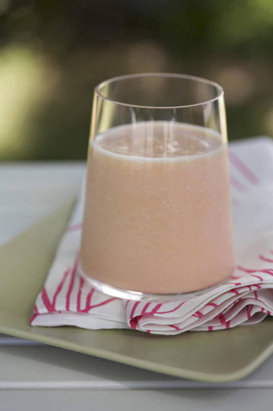 无人,竖图,俯视,室内,特写,白天,餐桌,桌子,杯子,餐具,水果,朦胧,模糊,新鲜,布料,碟子,盘,生食,食品,果实,饮品,布纹,玻璃制品,桌布,食物,饮料,一个,粉色,盘子,餐巾,水杯,碟,台布,有机食品,绿色食品,单个,餐台,果露,玻璃杯,彩图,高角度拍摄