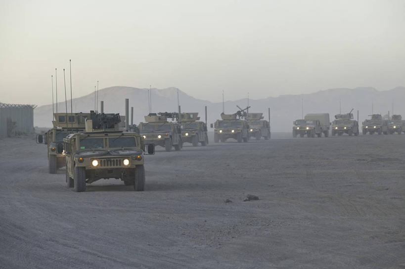 无人,横图,室外,白天,正面,雾,卡车,汽车,美国,一排,许多,阴影,朦胧,模糊,整齐,光线,影子,很多,车,排列,蓝色,蓝天,天空,阳光,交通工具,天,晴朗,迷雾,北美,北美洲,队列,加利福尼亚,载具,美洲,加州,部队,军队,加利福尼亚州,万里无云,金州,黄金州,北亚美利加洲,亚美利加洲,兵戈,打仗,构兵,交兵,大雾,晴空,晴空万里,接触,彩图