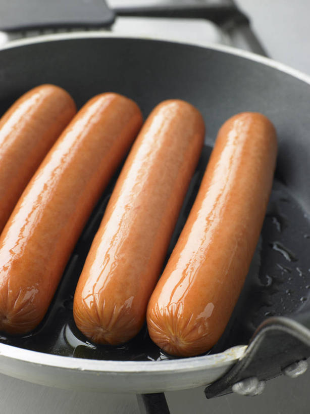 无人,竖图,俯视,室内,特写,白天,烹饪,餐桌,桌子,厨具,金属制品,一排,阴影,整齐,光线,金属,锅子,影子,肉,香肠,腊肠,四根,锅,猪肉,肉类,排列,一个,单个,餐台,锅具,队列,肉食,烹饪用具,豚肉,烹调用具,烹调,彩图,高角度拍摄