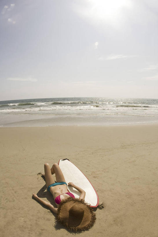 西方人,一个人,躺,竖图,俯视,室外,白天,泳装,比基尼,海浪,海洋,沙滩,帽子,欧洲,欧洲人,仅一个年轻女性,仅一个女性,仅一个人,一块,阴影,光线,草帽,冲浪板,沙子,影子,海岸,浪花,云,云朵,沙地,云彩,运动器械,蓝色,白云,蓝天,天空,海水,天,健身器械,遮,遮掩,晴朗,掩盖,遮挡,健身器材,海景,遮盖,掩饰,冲浪装备,卧着,年轻女性,女人,女性,白种人,大海,风浪,海,海水的波动,海滩,近岸浪,涌浪,晴空,躺着,卧,彩图,高角度拍摄,全身,三点式,泳衣,运动器材