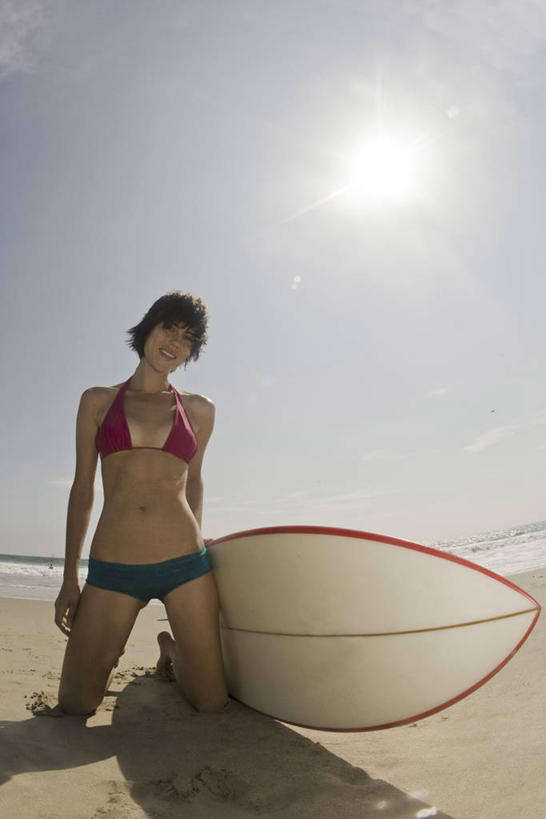 西方人,头发,一个人,跪,竖图,室外,白天,正面,泳装,比基尼,海浪,海洋,沙滩,欧洲,欧洲人,仅一个年轻女性,仅一个女性,仅一个人,一块,握,阴影,光线,冲浪板,沙子,影子,海岸,浪花,沙地,拿,拿着,运动器械,裸露,蓝色,黑色,蓝天,天空,海水,天,健身器械,握着,晴朗,裸,健身器材,海景,万里无云,冲浪装备,年轻女性,女人,女性,白种人,大海,风浪,海,海水的波动,海滩,近岸浪,涌浪,晴空,晴空万里,跪着,彩图,全身,三点式,泳衣,运动器材,短发