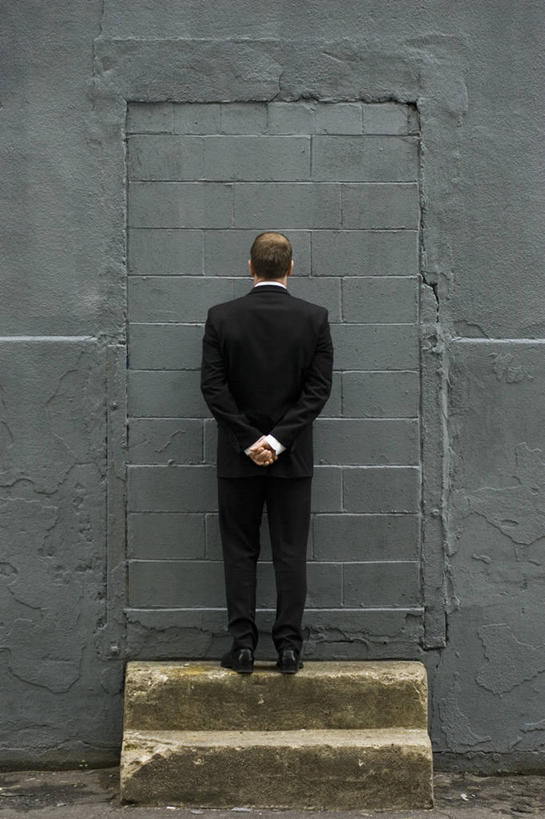 西方人,一个人,商务人士,商务男性,栏杆,站,竖图,室外,白天,衬衫,西装,楼梯,门,欧洲,欧洲人,仅一个男性,仅一个人,仅一个中年男性,阴影,套装,正装,光线,扶手,影子,砖块,阶梯,职业装,护栏,台阶,背面,门框,站着,阻碍,商务装,障碍,工薪阶层,妨碍,男人,男性,中年男性,白种人,白领,上班族,站立,彩图,全身,衬衣