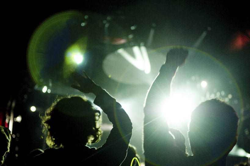 西方人,头发,两个人,舞台,举,竖图,室内,白天,正面,欧洲,欧洲人,阴影,欢呼,光线,影子,灯光,绿色,托,喝彩,男人,男性,年轻男性,白种人,卷发,举起,举手,举着,向上举,向上伸,向上托,半身,彩图,短发