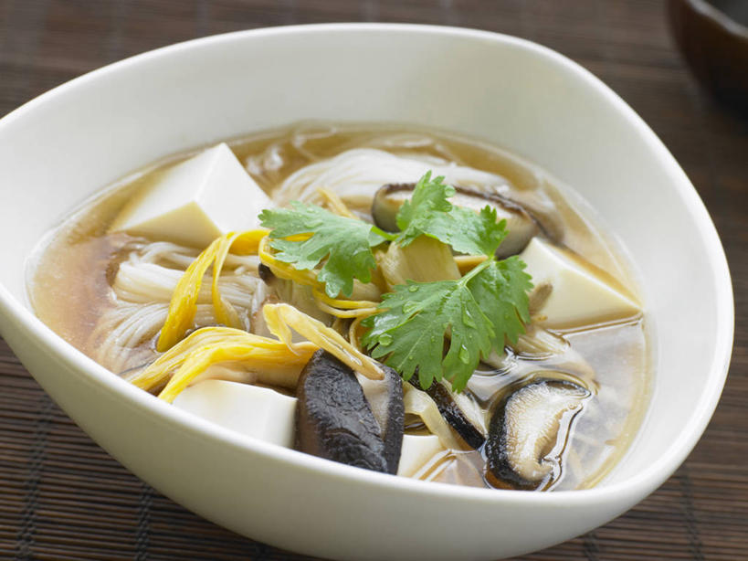 面食,面条,豆腐,意大利面,无人,横图,俯视,室内,特写,白天,烹饪,西餐,餐桌,桌子,阴影,朦胧,模糊,装饰,盛开,光线,影子,陶瓷,面,料理,食品,陶瓷制品,泰式,花蕾,菜肴,美食,泰国料理,花,花瓣,花朵,鲜花,食物,一个,容器,碗,花苞,花蕊,西式,佳肴,单个,餐台,储藏,华丽,修饰,点缀,豆制品,储存,衬托,美观,雅致,雅观,白鹤花,白玉簪,玉春棒,玉簪花,宽和,恬静,泰菜,泰国菜,泰式料理,彩图,高角度拍摄,贮存