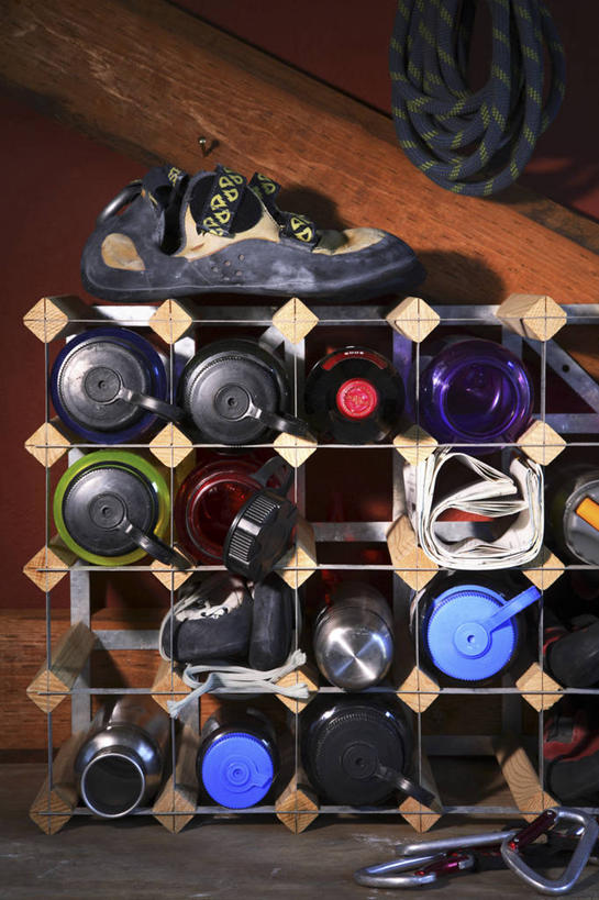 攀登,竖图,室内,白天,正面,运动鞋,锻炼,旅游,度假,探险,运动,攀岩,鞋子,一排,许多,阴影,铁质,整齐,光线,材料,档案,壶,文件,影子,纸,很多,娱乐,极限运动,架子,水壶,排列,三个,茶壶,绳子,手稿,资料,享受,休闲,放松,摄影,影棚,休闲鞋,绳索,证明,吊钩,队列,文档,缆绳,户外运动,室内运动,冒险,体育,登山,攀爬,半身,彩图,影棚拍摄,健身,拍摄