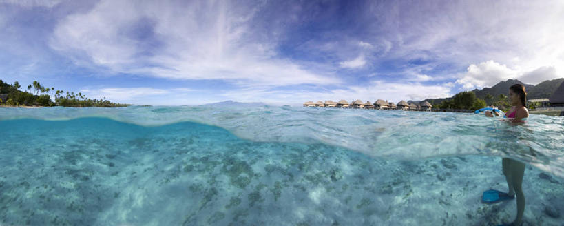 西方人,一个人,家,站,横图,室外,白天,正面,泳装,比基尼,海浪,海洋,山,山脉,欧洲,欧洲人,仅一个年轻女性,仅一个女性,仅一个人,一排,许多,涉水,阴影,整齐,光线,影子,房屋,屋子,草屋,浪花,山峰,云,云朵,山峦,很多,云彩,住宅,排列,蓝色,白云,蓝天,天空,海水,茅草屋,群山,天,站着,晴朗,队列,海景,渡水,年轻女性,女人,女性,白种人,大海,风浪,海,海水的波动,近岸浪,涌浪,晴空,站立,彩图,全身,三点式,泳衣,房子,茅舍,茅屋,小屋