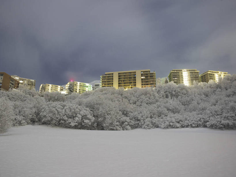 无人,高楼大厦,横图,室外,夜晚,仰视,度假,美景,雪,大雪,窗户,城市风光,城市,大厦,建筑,摩天大楼,美国,阴影,光线,影子,墙,积雪,景观,雪景,冬季,冬天,灯光,娱乐,玻璃窗,墙壁,墙面,楼宇,享受,休闲,景色,放松,寒冷,北美,北美洲,犹他州,美洲,北亚美利加洲,亚美利加洲,犹他,蜂窝之州,蜂房州,严寒,盐湖,大盐湖,彩图,低角度拍摄,大楼,高层建筑,高楼,摩天楼