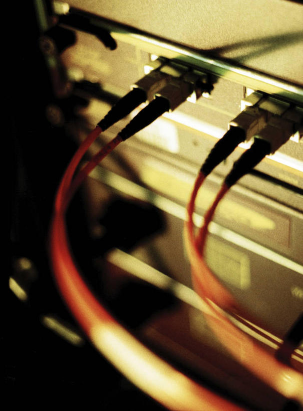 无人,竖图,俯视,室内,特写,白天,电脑,静物,阴影,朦胧,模糊,电力,光线,网络,电线,线,影子,电能,线路,输入设备,通讯设备,开关,按钮,台式电脑,电,电源,电源线,光驱,主机,机箱,通信设备,能量,光盘驱动器,彩图,高角度拍摄