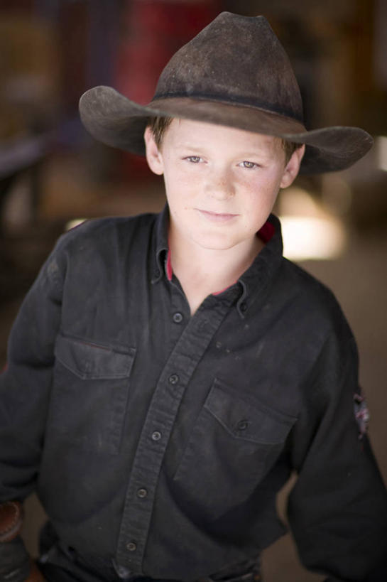 西方人,儿童,一个人,牛仔,站,竖图,室外,白天,正面,纯洁,门,帽子,欧洲,欧洲人,仅一个男性,仅一个人,阴影,服装,光线,影子,注视,休闲装,小孩,衣服,阳光,门框,观察,看,站着,仅一个小孩,休闲,休闲服,牛仔帽,可爱,童年,童趣,服饰,观看,察看,关注,童真,烂漫,无邪,天真,男孩,男人,男性,白种人,孩子,牧牛工,牧牛人,牧童,站立,半身,彩图,男生