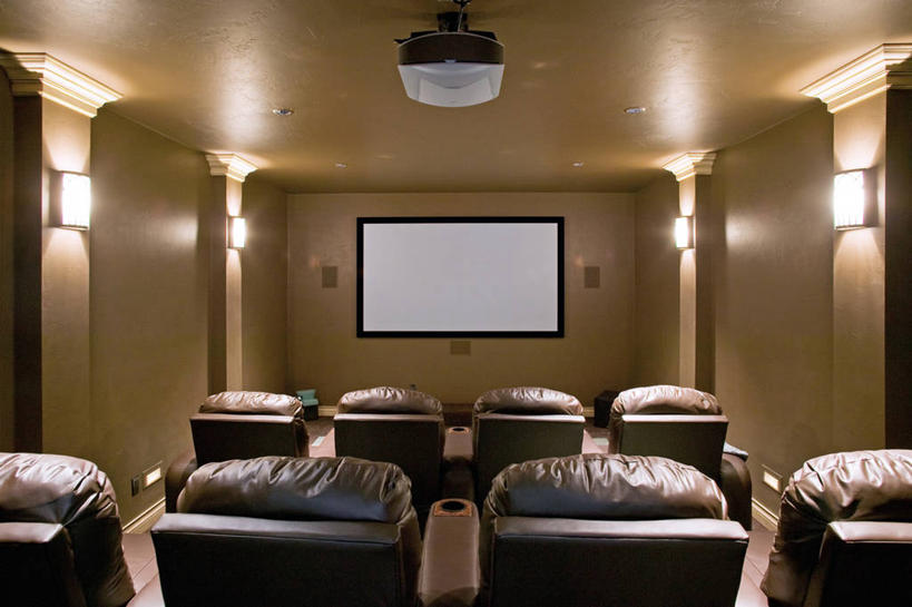 无人,横图,室内,白天,正面,显示器,沙发,电影院,照明,一排,许多,阴影,朦胧,模糊,整齐,光线,壁灯,屏幕,影子,墙,投影仪,灯光,显示屏,墙壁,墙面,灯,排列,灯具,照亮,照明设备,队列,输出设备,彩图,皮沙发