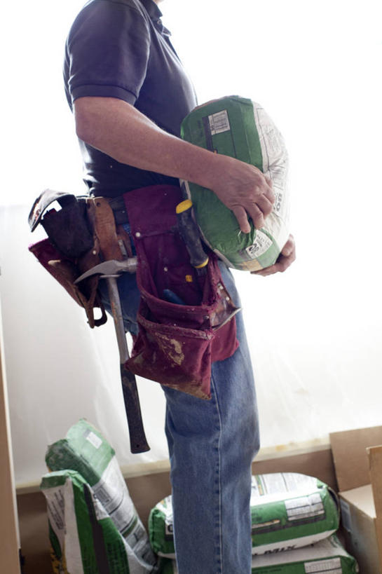 西方人,一个人,站,搬运,竖图,室内,白天,侧面,袋子,欧洲,欧洲人,仅一个男性,仅一个人,仅一个中年男性,服装,麻袋,注视,休闲装,衣服,容器,观察,看,站着,休闲,休闲服,服饰,观看,储藏,察看,储存,关注,男人,男性,中年男性,白种人,搬,站立,半身,彩图,贮存