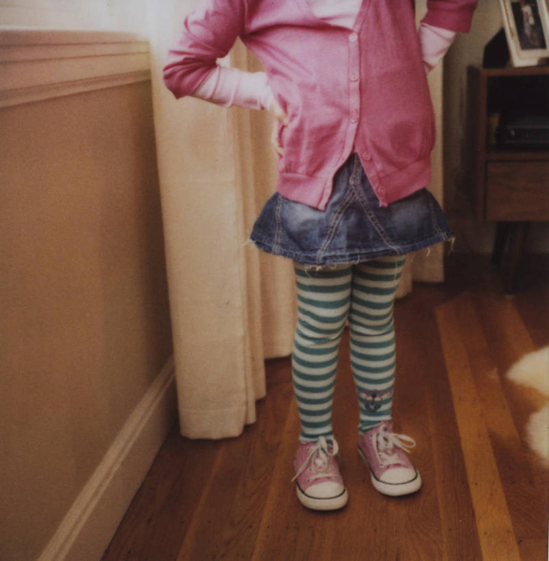 儿童,腿,一个人,站,竖图,室内,衬衫,运动鞋,纯洁,信心,建材,窗帘,地板,建筑,美国,仅一个女性,仅一个人,条纹,材料,木板,木材,地面,木地板,木柴,小孩,粉色,叉腰,仅一个小孩,可爱,童年,童趣,人体,摄影,建造,木料,裤袜,加利福尼亚,童真,烂漫,无邪,迷你裙,旧金山,硬木,天真,女孩,女人,女性,孩子,手臂,彩图,女生