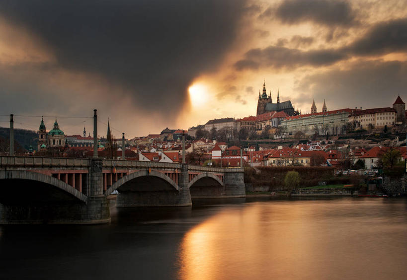 无人,横图,室外,河流,日落,山,建筑,日光,反射,云,古城,塔,首都,联系,拱桥,风景,摄影,捷克共和国,布拉格,赫拉德卡尼皇宫,彩图