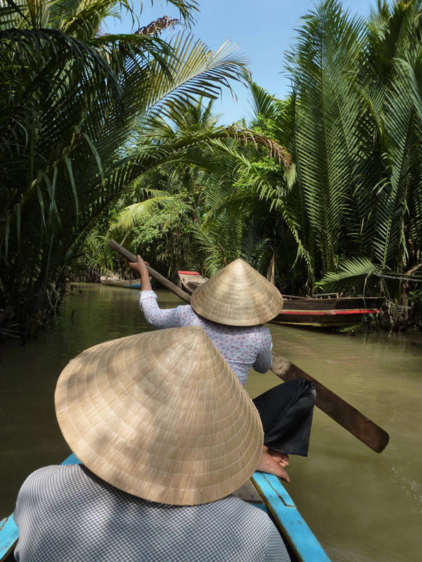 两个人,竖图,室外,白天,度假,探险,植物,船,越南,行人,游客,游人,划桨,朦胧,模糊,路人,旅客,树,背面,天空,放松,运输,摄影,桨,中国文化,独木舟,胡志明市,湄公河,过客,彩图
