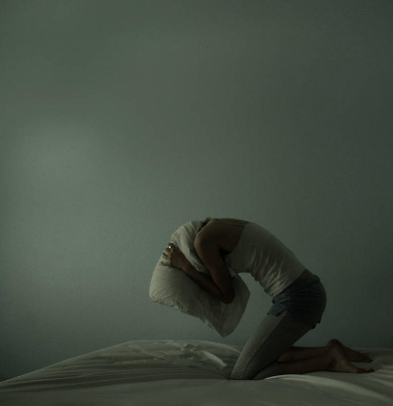 儿童,少年,一个人,竖图,室内,留白,侧面,纯洁,神秘,床,卧室,美国,仅一个男性,仅一个女性,仅一个人,覆盖,沮丧,休闲装,仅一个年轻男性,小孩,枕头,仅一个小孩,可爱,童年,童趣,遮,遮掩,摄影,掩盖,遮挡,恐怖,危机,肖像,童真,烂漫,无邪,遮盖,掩饰,天真,男人,男性,年轻男性,女孩,女人,女性,孩子,跪着,恐惧症,女生