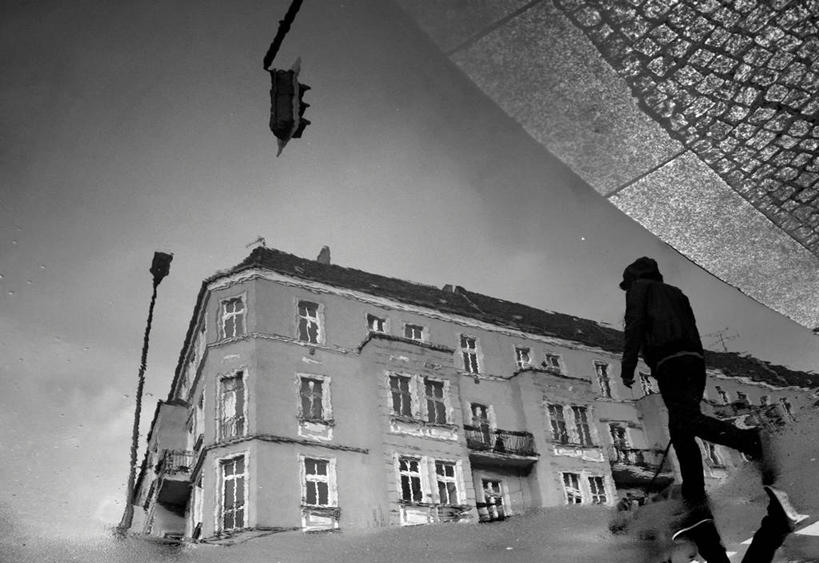 成年人,一个人,横图,俯视,黑白,室外,城市,建筑,仅一个男性,朦胧,模糊,反射,红绿灯,首都,柏林,摄影,剪影,水坑,步行,高角度拍摄