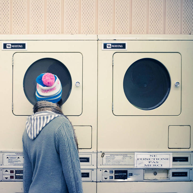 一个人,站,方图,室内,白天,加拿大,服装,朦胧,模糊,休闲装,洗衣服,背面,衣服,看,休闲,休闲服,连帽衫,鸭舌帽,摄影,服饰,帽衫,半身,彩图,好奇心