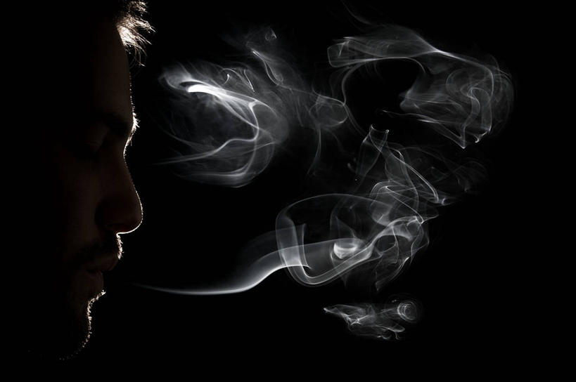 西方人,成年人,一个人,吸烟,横图,侧面,意大利,欧洲,美国,欧洲人,仅一个男性,仅一个人,黑色背景,仅一个年轻男性,烟,摄影,南欧,意大利共和国,首府,维吉尼亚,皮埃蒙特大区,皮埃蒙特,想法,亚历山德里亚,男人,男性,年轻男性,白种人,年轻人,彩图,影棚拍摄,亚历山德里亚省