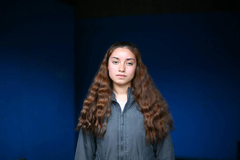 西方人,成年人,一个人,横图,正面,欧洲,欧洲人,仅一个年轻女性,仅一个女性,仅一个人,蓝色背景,摄影,肖像,年轻女性,女人,女性,白种人,年轻人,长发,卷发,半身,影棚拍摄,冬衣