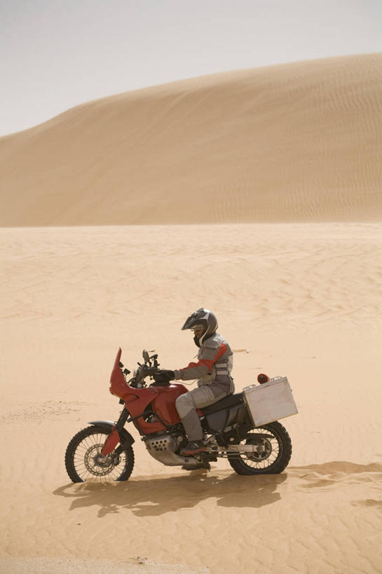 西方人,成年人,中年人,一个人,竖图,室外,白天,侧面,沙漠,摩托车,欧洲,毛里塔尼亚,欧洲人,仅一个男性,仅一个人,仅一个中年男性,沙子,沙丘,安全帽,骑车,遮,遮掩,运输,摄影,掩盖,遮挡,决心,遮盖,保护服,掩饰,冒险,男人,男性,中年男性,白种人,彩图