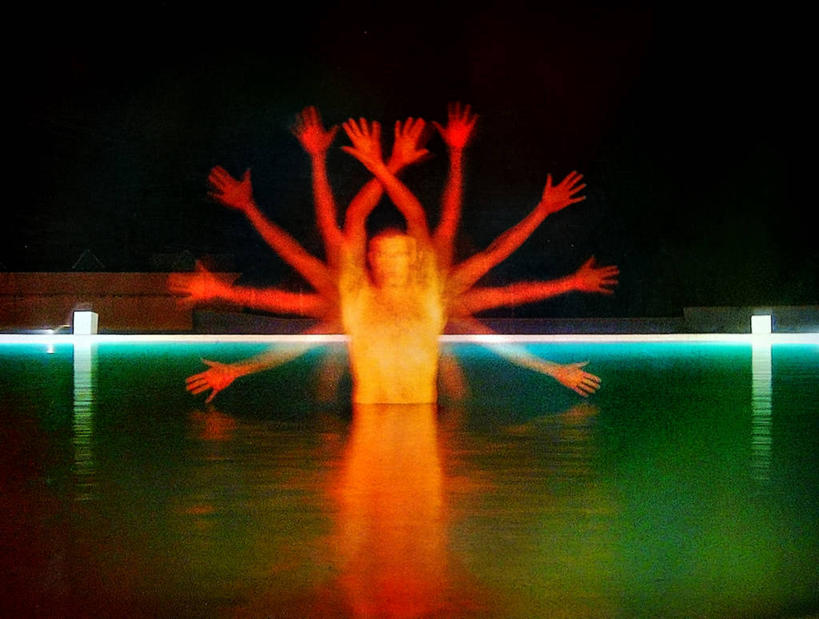 西方人,成年人,中年人,一个人,游泳池,横图,室内,夜晚,正面,长时间曝光,水,欧洲,菲律宾,欧洲人,仅一个男性,仅一个人,仅一个中年男性,反射,红色,摄影,创造力,超自然,男人,男性,中年男性,白种人,半身,彩图