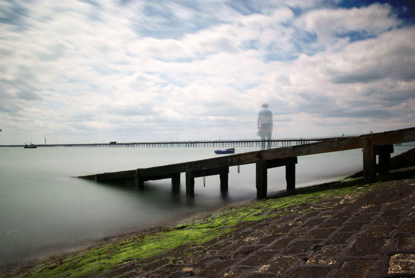 成年人,一个人,码头,站,横图,室外,白天,多次曝光,长时间曝光,度假,海洋,湖,英国,仅一个男性,透明,云,数码合成,摄影,宁静,怪异,超自然,彩图,鬼