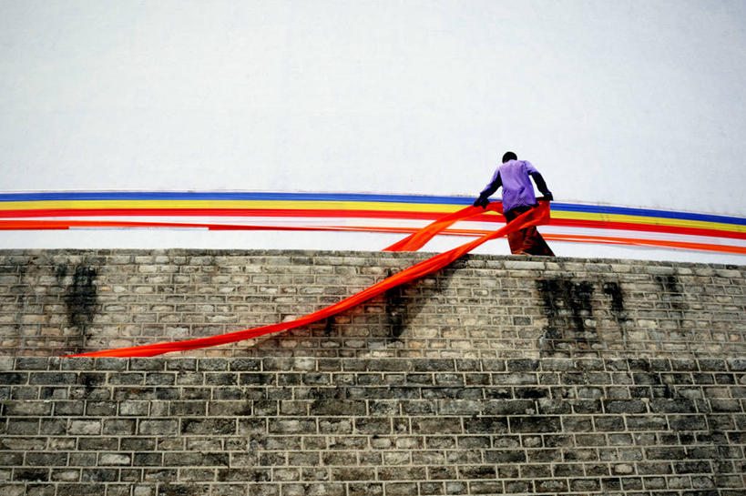 成年人,一个人,横图,彩色,室外,白天,仰视,风险,斯里兰卡,仅一个男性,庆祝,装饰,墙,高处,布置,石墙,背面,摄影,五颜六色,色彩斑斓,五彩缤纷,五彩斑斓,五光十色,阿努拉达普拉,危险,彩图,低角度拍摄