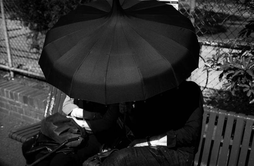 成年人,两个人,坐,横图,黑白,室外,白天,神秘,日光,澳大利亚,伞,长椅,拿着,阳伞,遮,遮掩,摄影,保护,掩盖,隐藏,遮挡,遮盖,墨尔本,悲哀,掩饰,害羞,吝啬,小气,半身,损失