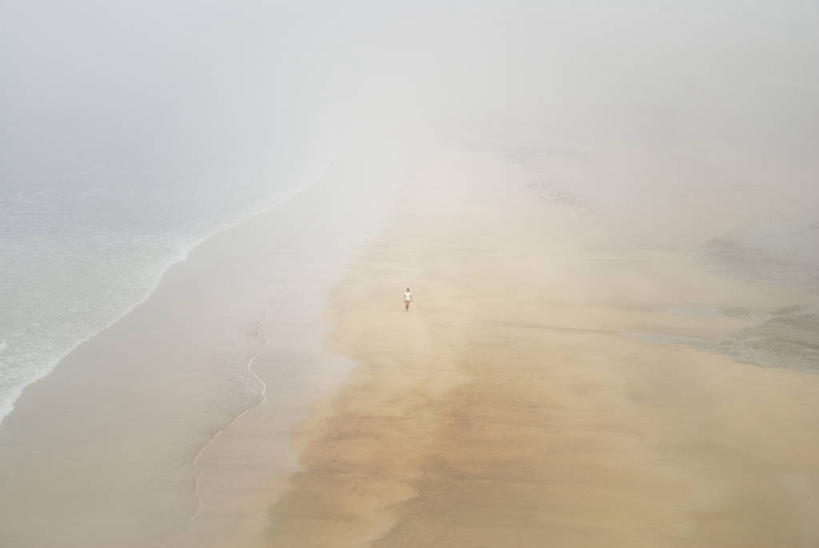一个人,横图,俯视,室外,白天,海洋,雾,西班牙,朦胧,模糊,风景,摄影,宁静,圣塞瓦斯蒂安,海滩,彩图,高角度拍摄,独处
