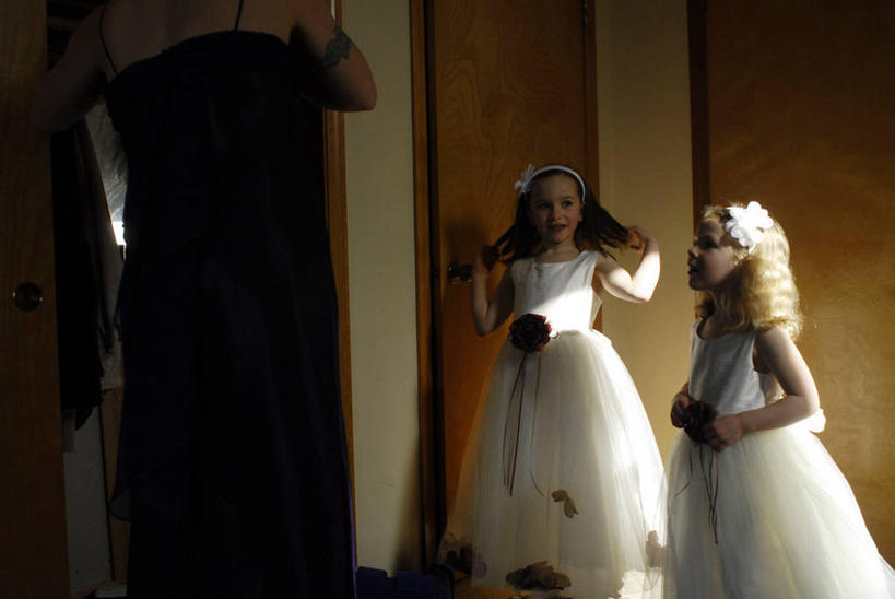 西方人,儿童,成年人,三个人,站,横图,室内,白天,婚礼,纯洁,日光,欧洲,美国,欧洲人,正装,庆祝,小孩,向上看,可爱,童年,童趣,摄影,花童,童真,烂漫,无邪,天真,女孩,女人,白种人,孩子,彩图